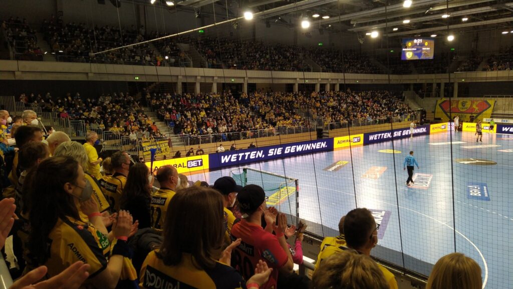 Viele Zuschauer beim Viertelfinalspiel im DHB Pokal der Rhein-Neckar Löwen gegen den THW Kiel im SNP Dome in Heidelberg als Mutmacher für die Zukunft.