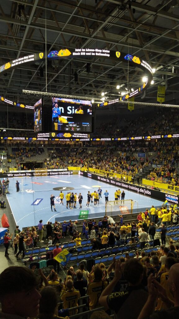 Blick vom Löwen-Fanblock der SAP Arena nach dem Sieg gegen die SG Flensburg-Handewitt.