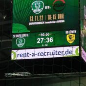 Videowürfel mit dem Endergebnis 27:36 des DHB Pokal-Spiels Leipzig gegen Rhein-Neckar Löwen