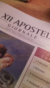 Titelseite der Speisekarten-Zeitung des Restaurants "XII Apostel" in Köln