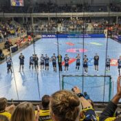 Die Rhein-Neckar Löwen feiern nach dem Sieg in der European League gegen Sporting Lissabon im SNP Dome in Heidelberg vor der Tribüne mit dem Fanblock.